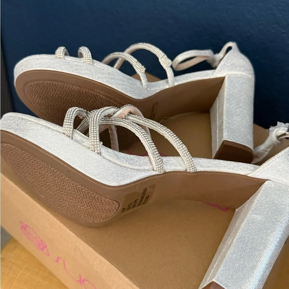 Silver and rhinestone heels 👠